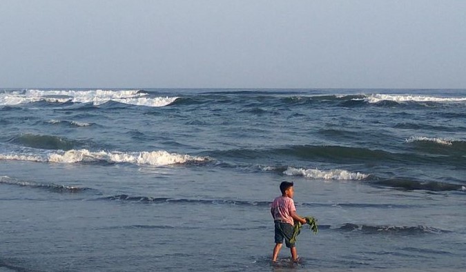 Ilustrasi - Seorang anak kecil bermain di pantai selatan Cilacap, Jawa Tengah. (foto:gemapos/ant)